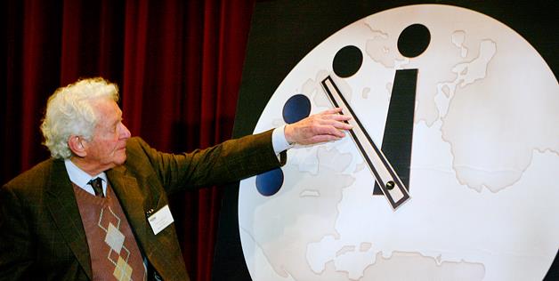 El físico Leon Lederman (Nobel de Fisica 1988) ajusta el reloj por última vez en 2014
