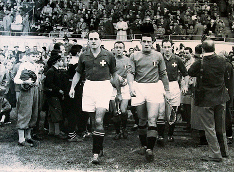 Ardico Magnini, uno de los testigos, entrando a la cancha (a la derecha)